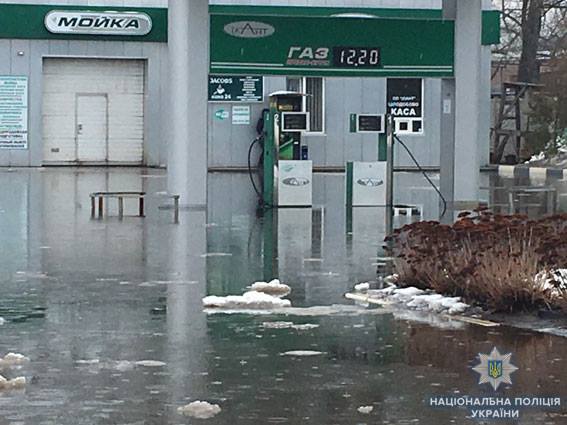 Под Сумами затопило десятки домов: людей эвакуировали на лодках (фото и видео)
