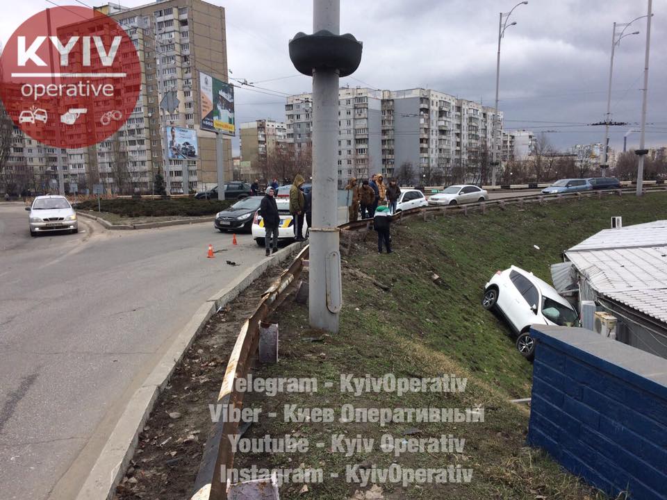 У Києві водій "вилетів" з дороги і врізався в МАФи (фото)