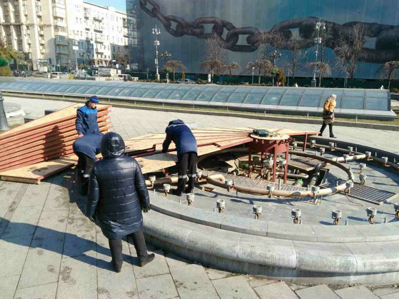 В центре Киева начали подготовку фонтанов к сезону (фото)