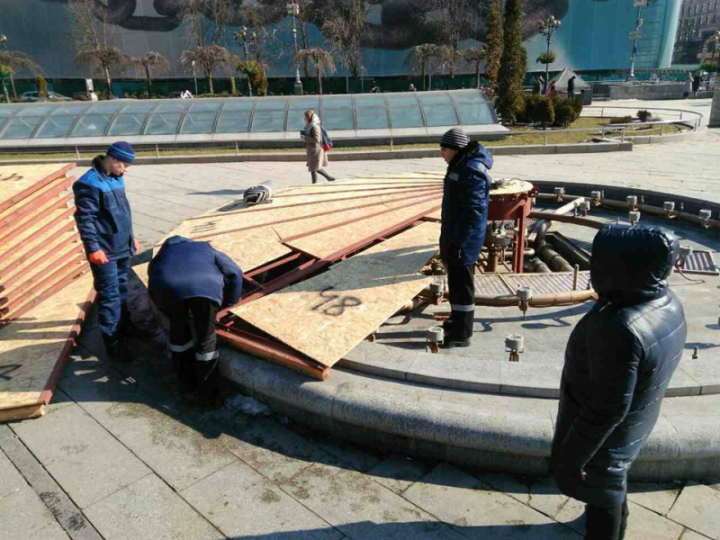 В центре Киева начали подготовку фонтанов к сезону (фото)