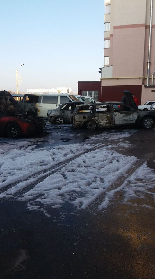 Під Києвом згоріли п'ять автомобілів (фото, відео)