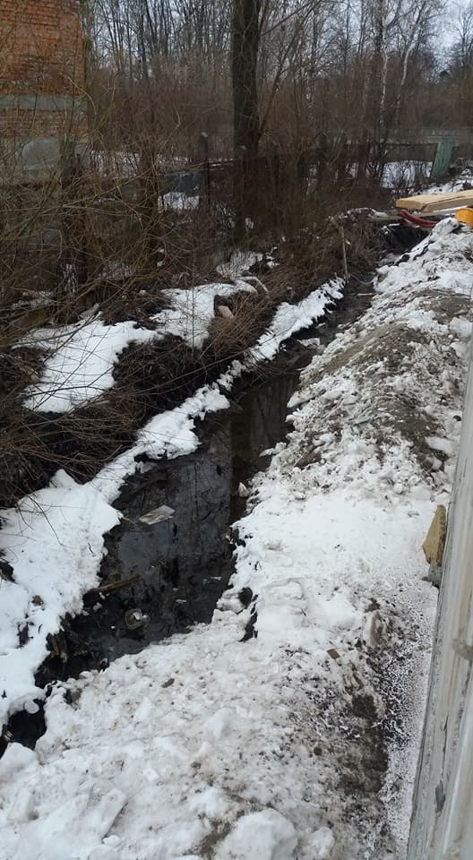 &quot;Завалили мусором&quot;: в Киеве возле берегов реки начали строительство жилого комплекса (фото)