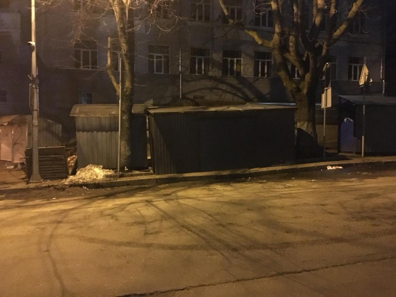 В Киеве на Андреевском спуске демонтировали МАФы (фото)