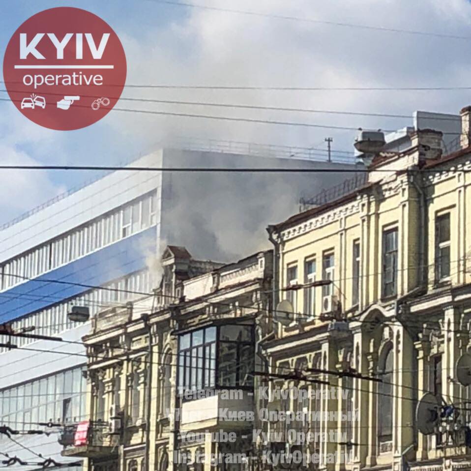У Києві біля вокзалу загорілася будівля: рятувальники перекривали дорогу (фото)