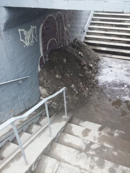 С коляской не проехать: в Запорожье заблокировали подземный переход огромной кучей снега