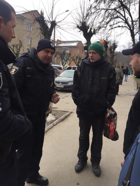 "Задерживают уже в третий раз": в Черновцах активисты "вернули отрезанные руки" попрошайке (видео)