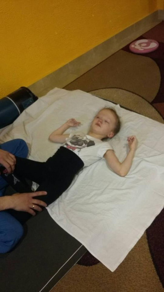 Хочу ходити: сестри-двійнята з ДЦП терміново потребують допомоги