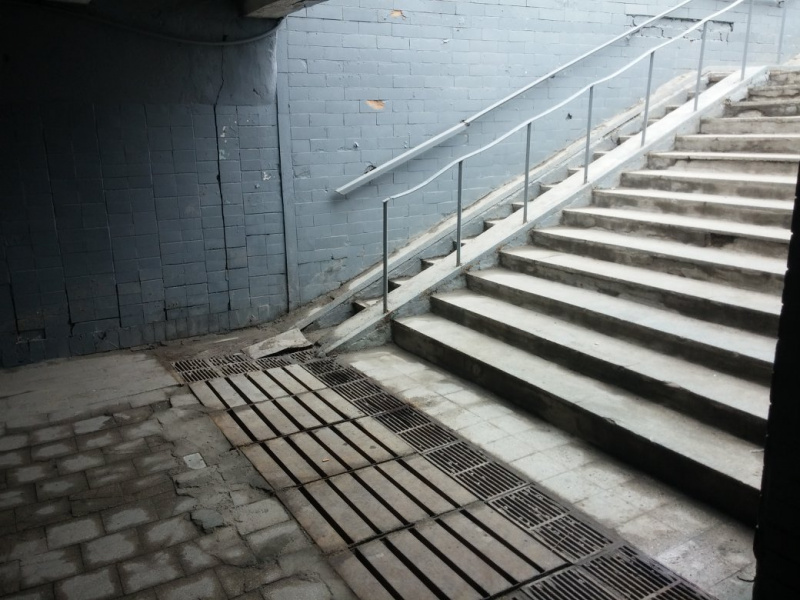 С коляской не проехать: в Запорожье заблокировали подземный переход огромной кучей снега