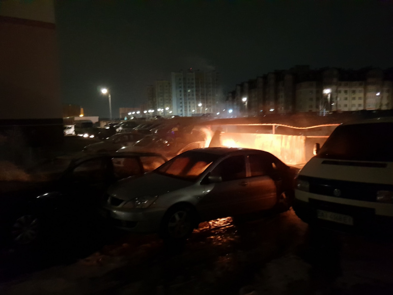 Під Києвом згоріли п'ять автомобілів (фото, відео)