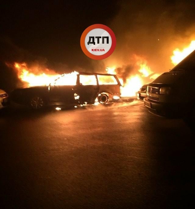 Під Києвом згоріли п'ять автомобілів (фото, відео)
