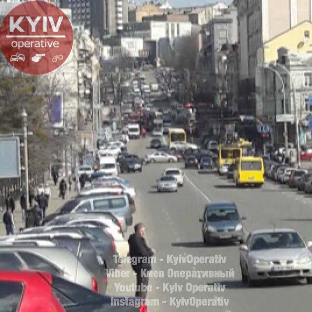 У Києві біля вокзалу загорілася будівля: рятувальники перекривали дорогу (фото)