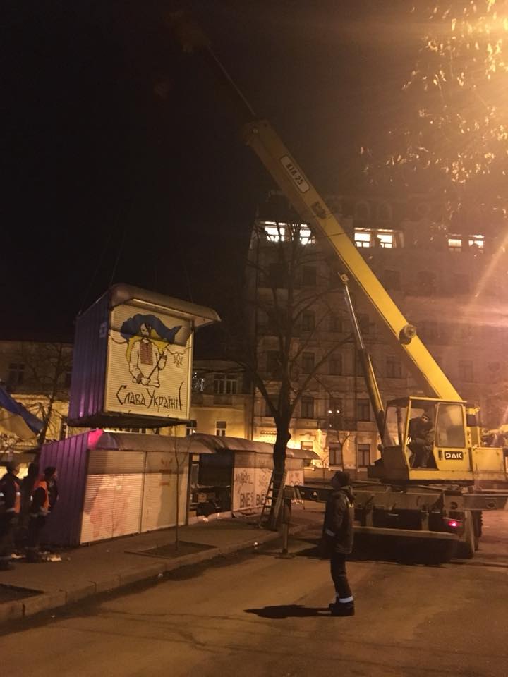 У Києві на Андріївському узвозі демонтували МАФи (фото)