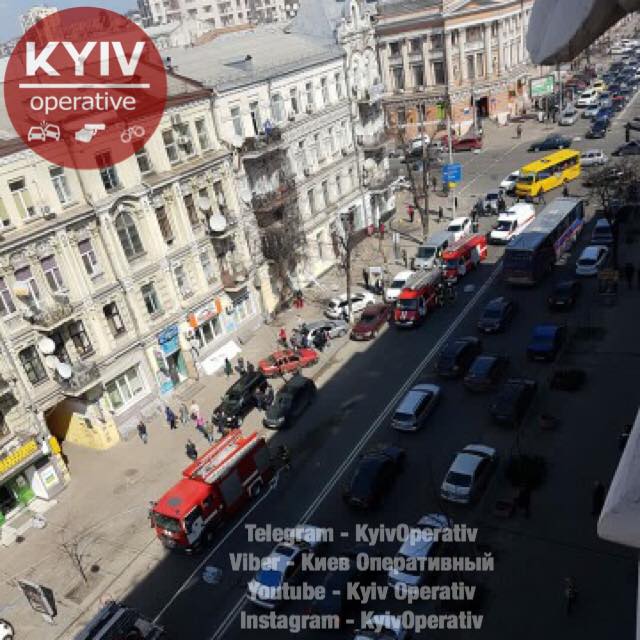 У Києві біля вокзалу загорілася будівля: рятувальники перекривали дорогу (фото)