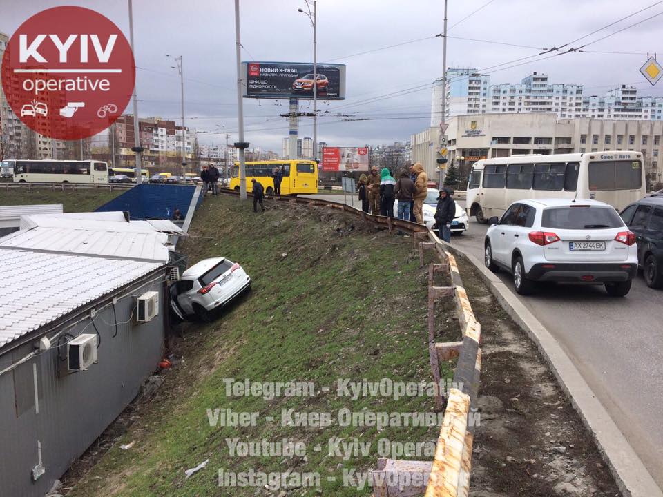 У Києві водій "вилетів" з дороги і врізався в МАФи (фото)