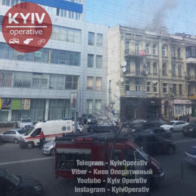 У Києві біля вокзалу загорілася будівля: рятувальники перекривали дорогу (фото)