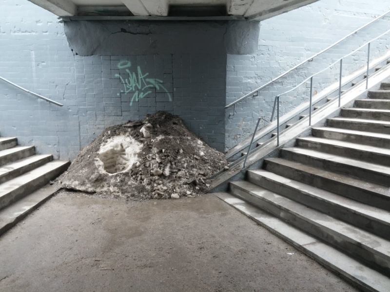 С коляской не проехать: в Запорожье заблокировали подземный переход огромной кучей снега