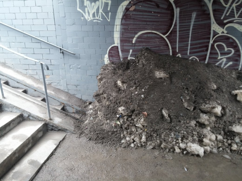 С коляской не проехать: в Запорожье заблокировали подземный переход огромной кучей снега