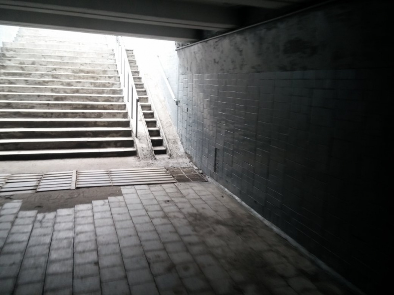 С коляской не проехать: в Запорожье заблокировали подземный переход огромной кучей снега