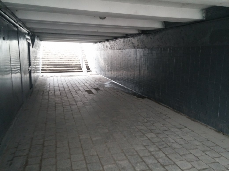 С коляской не проехать: в Запорожье заблокировали подземный переход огромной кучей снега