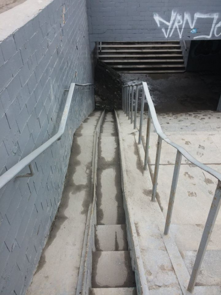 С коляской не проехать: в Запорожье заблокировали подземный переход огромной кучей снега