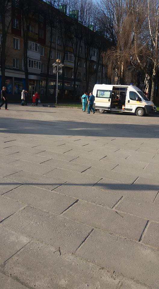 В центрі Рівного лікарі не могли допомогти чоловікові через розлючених бродячих собак