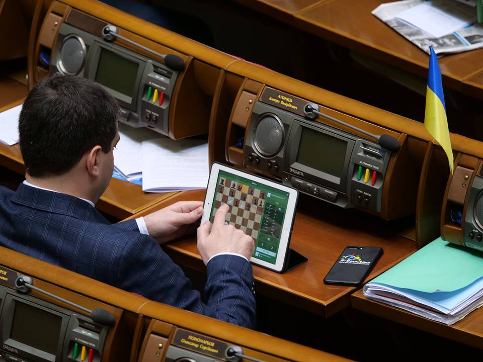 "Розваги депутатів": в мережі показали, чим займаються народні обранці на робочих місцях