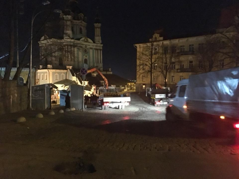 У Києві на Андріївському узвозі демонтували МАФи (фото)