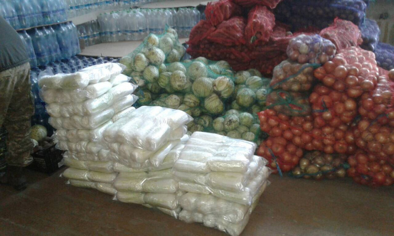 Фрукты, колбасы и крабовые палочки: в сети показали, чем кормят бойцов АТО (фото)