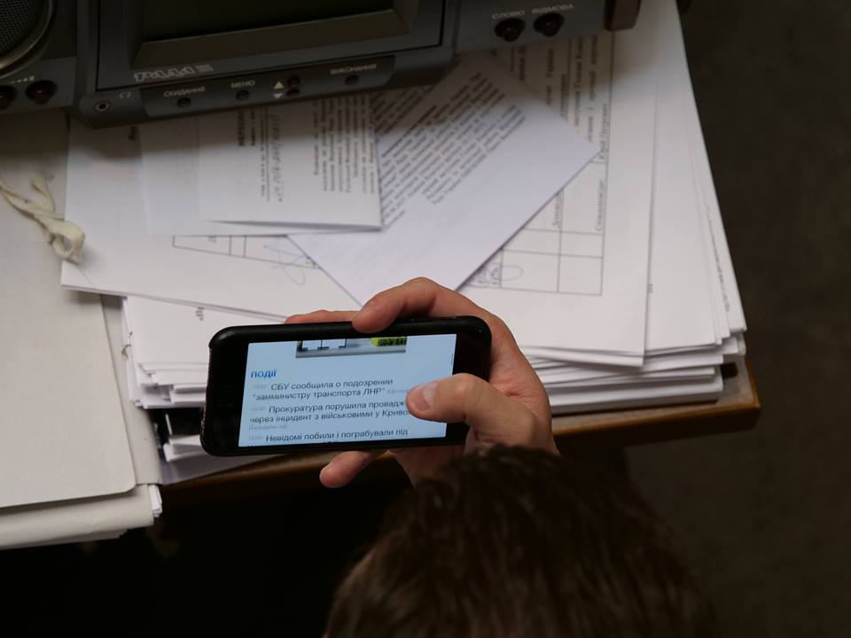 &quot;Развлечения депутатов&quot;: в сети показали, чем заняты народные избранники на рабочих местах