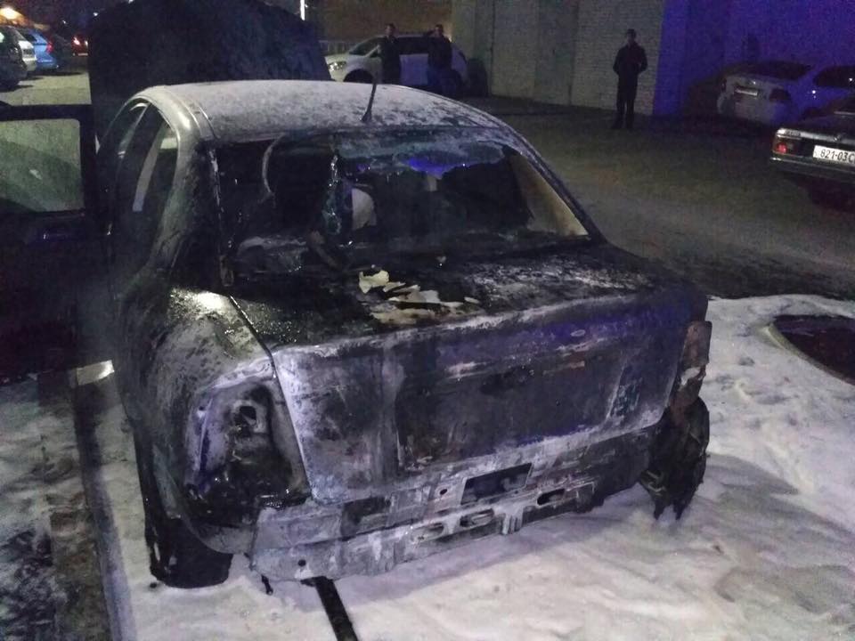 "Було дуже страшно": під Києвом загорілося кілька авто (фото, відео)