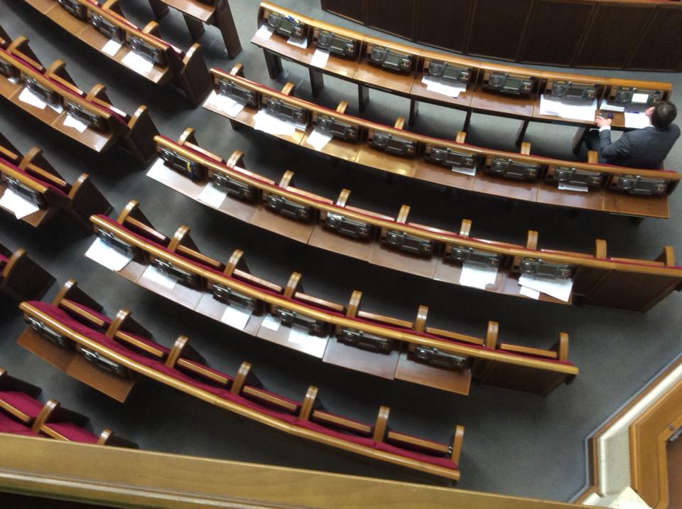 "Пристрасть як багато": в мережі показали явку депутатів в Раду у передвеликодню п'ятницю