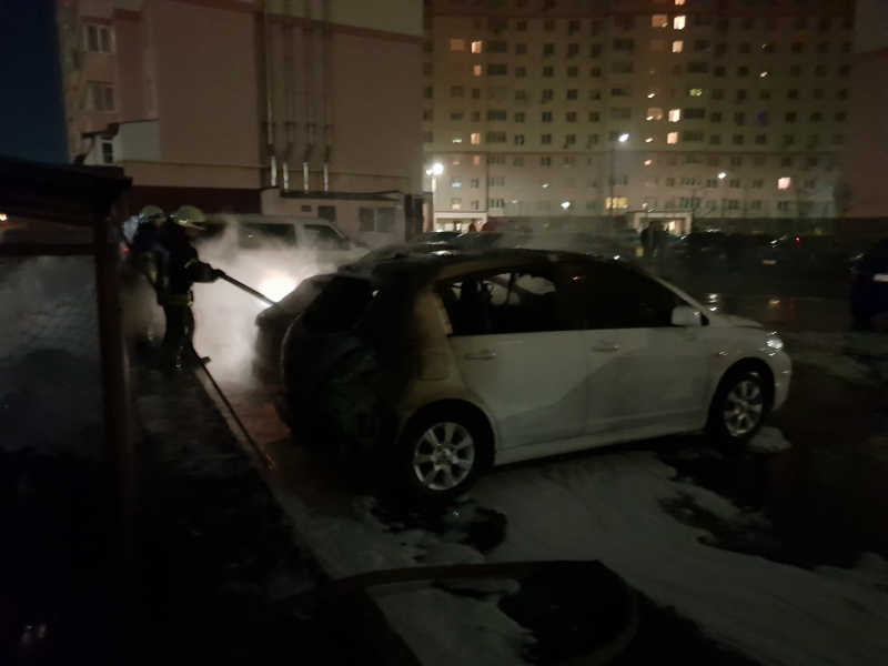 Під Києвом згоріли п'ять автомобілів (фото, відео)