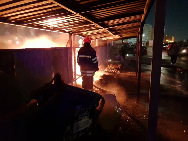 Під Києвом згоріли п'ять автомобілів (фото, відео)