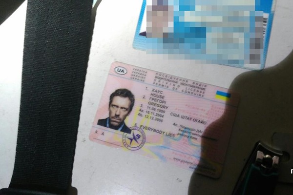 Черкасские "копы" поймали пьяного мужчину с документами "Доктора Хауса" и наркотиками