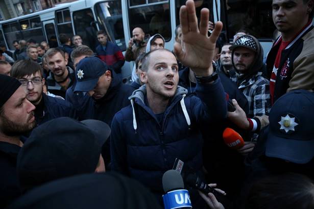 "Интер" снова познал гнев патриотов: активисты хотят снести забор у офиса телеканала