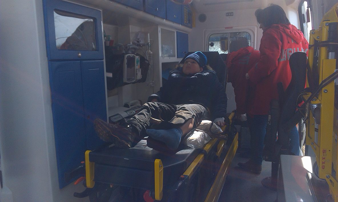 У Рівненській області дитина застрягла на паркані, проткнувши ногу арматурою (відео)