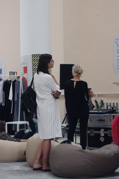 Осознанная мода: в Киеве учились шить ковры и сдавали одежду на благотворительность