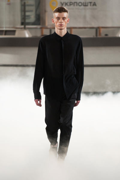 "Фешн-уніформа": Катя Осадча в образі а-ля 70-ті пройшлася по Головпоштамту у Києві