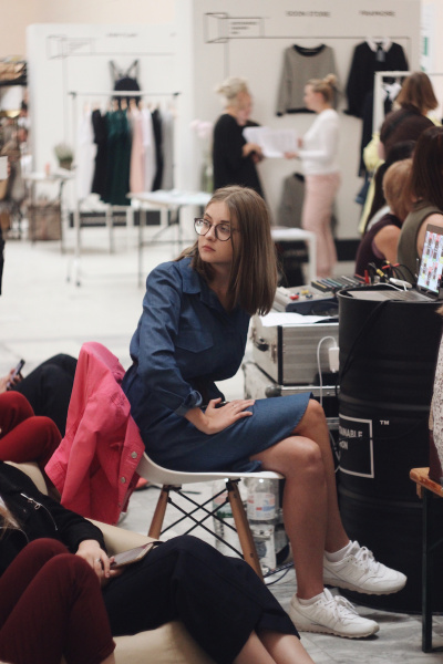 Осознанная мода: в Киеве учились шить ковры и сдавали одежду на благотворительность