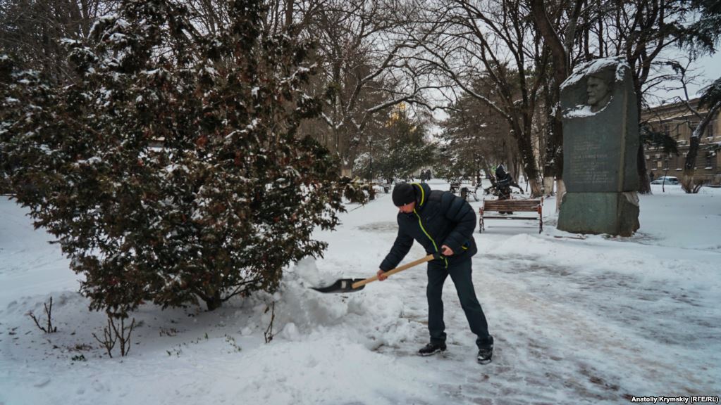Крим засипало снігом: окупанти не справляються зі стихією (відео)