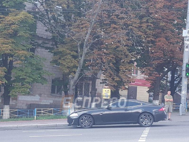 "Німець" перекинувся на дах: у Києві сталося сильне зіткнення авто (фото)