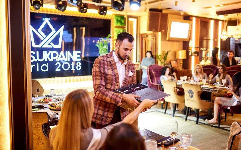 Участницы &quot;Mrs. Ukraine World 2018&quot; провели благотворительный аукцион (фото)