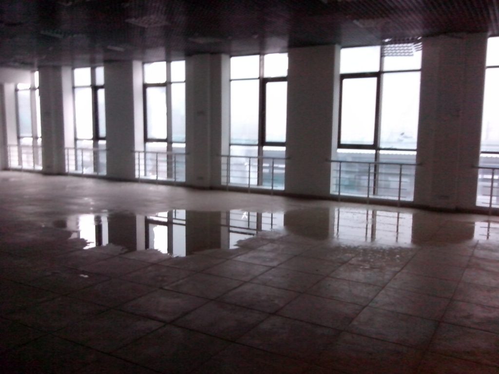 "Поезда сюда больше не ездят": появились фото разрушенного вокзала в Донецке