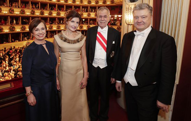 Бурштин і кришталь: у якій сукні Марина Порошенко красувалася у Відні