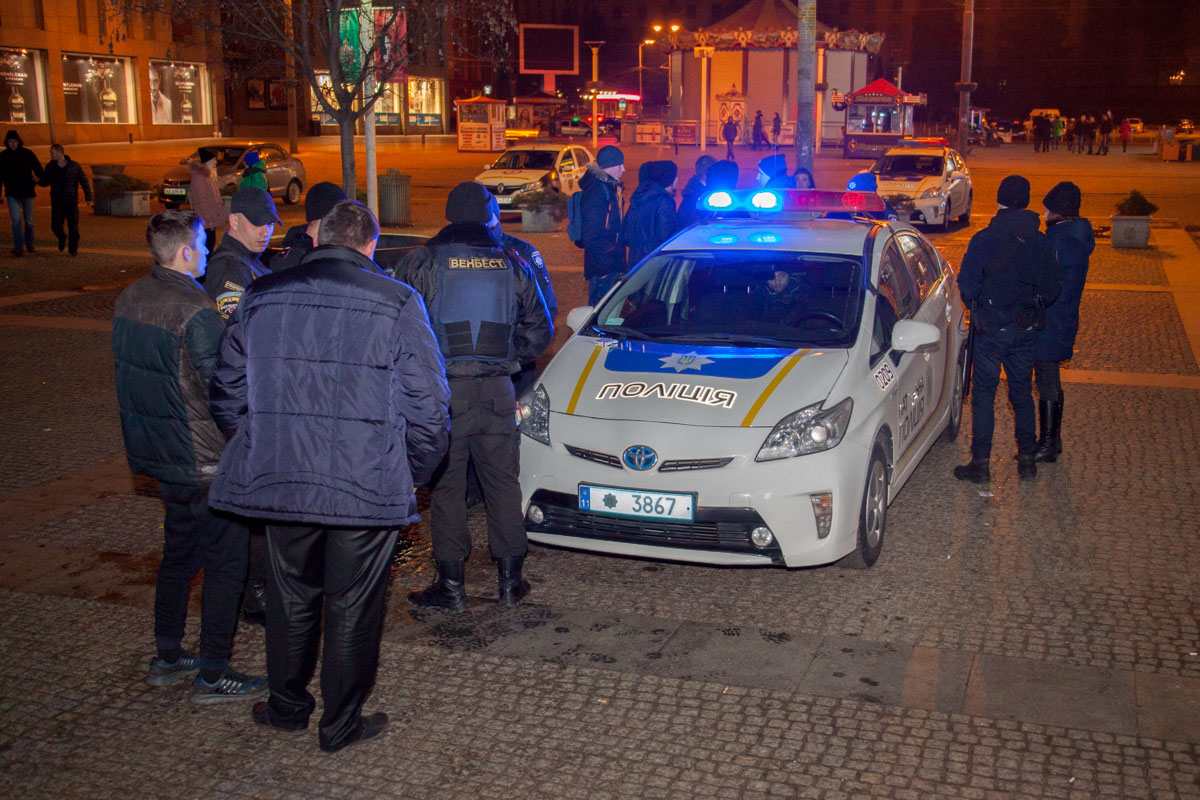 В Днепре гулянка двух компаний на центральной площади закончилась стрельбой