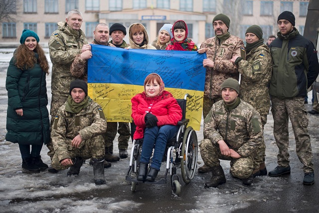 Справжні народні гуляння: бійці ЗСУ влаштували свято Масляної у прифронтовому місті