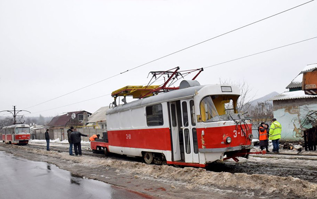 В окупованому Донецьку трамвай в'їхав у житловий будинок (фото)