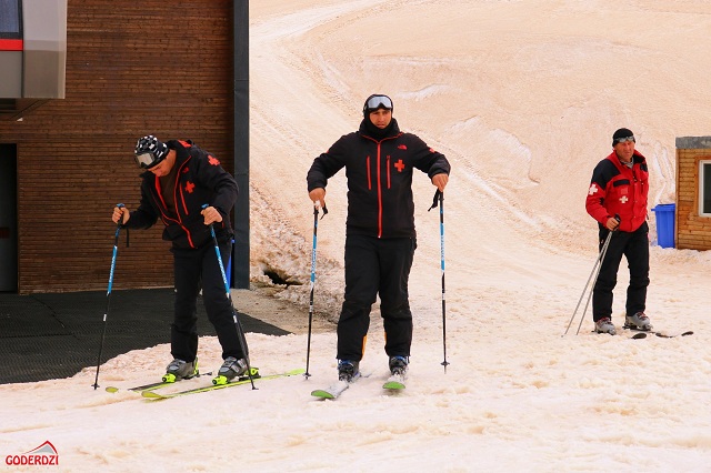 На горнолыжном курорте Грузии выпал красный снег