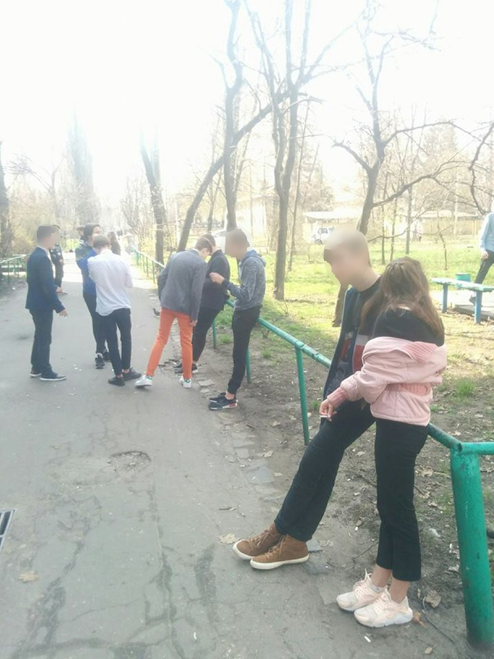 Жителі Києва обурилися школярами, які курять і смітять у дворах