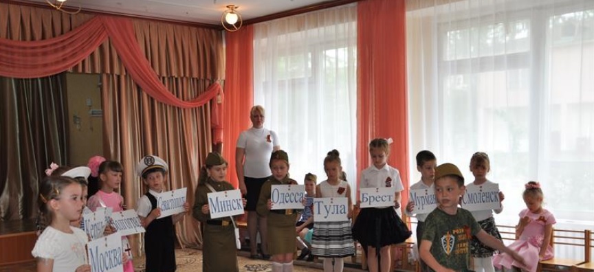 "Победобесие": у кримському дитсадку дітей одягли у "колорадські" костюми